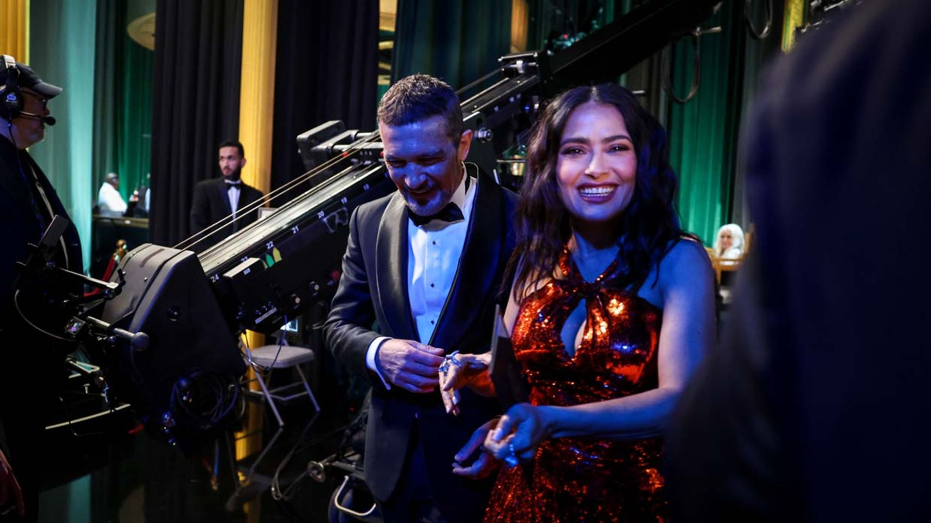 Mira lo que ha hecho Salma Hayek nada más llegar a casa tras la fiesta de los Oscars ¿Te suena?