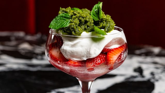 Fresas con granizado de albahaca de Scarpetta Madrid