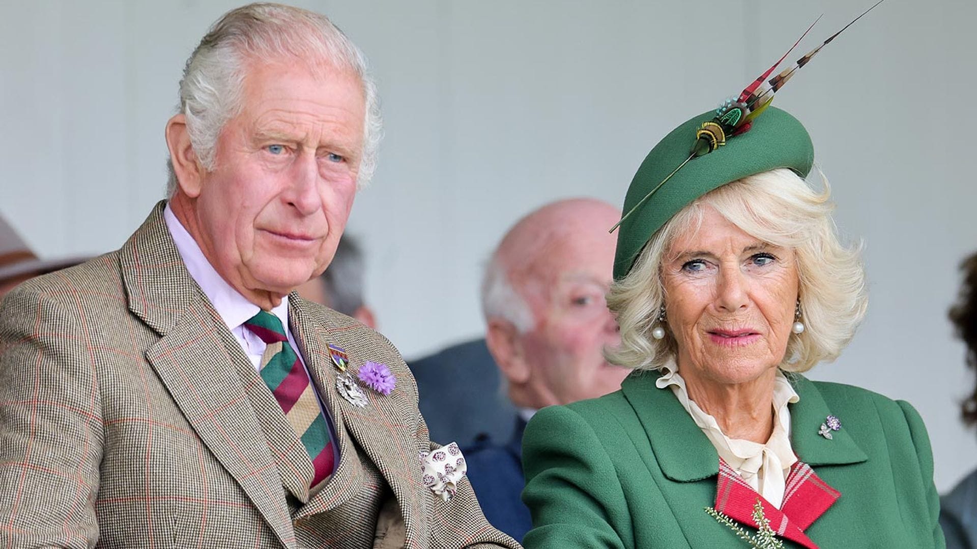 El rey Carlos III de Inglaterra y la reina consorte Camilla regresarán este viernes a Londres