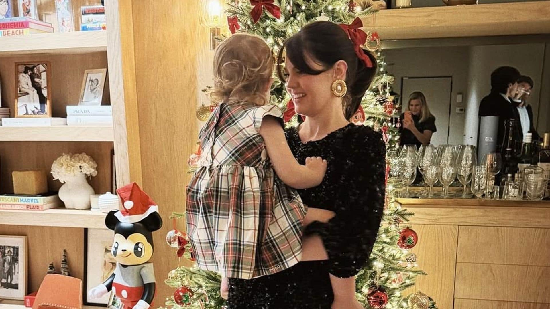 Isabelle Junot, con su hija Philippa, celebrando Nochebuena.
