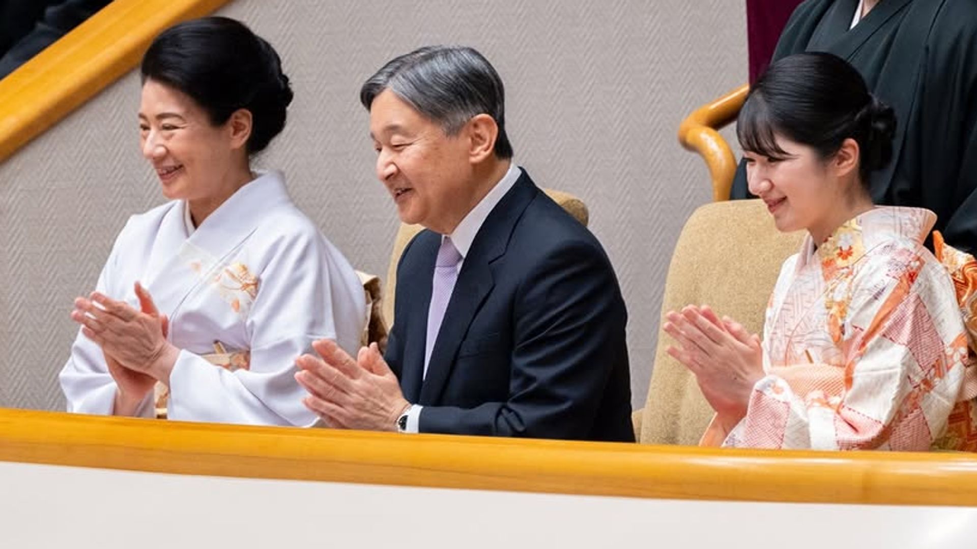 Con kimonos y sandalias regionales, Naruhito y Masako reaparecen con su hija Aiko en el primer torneo de sumo en seis años