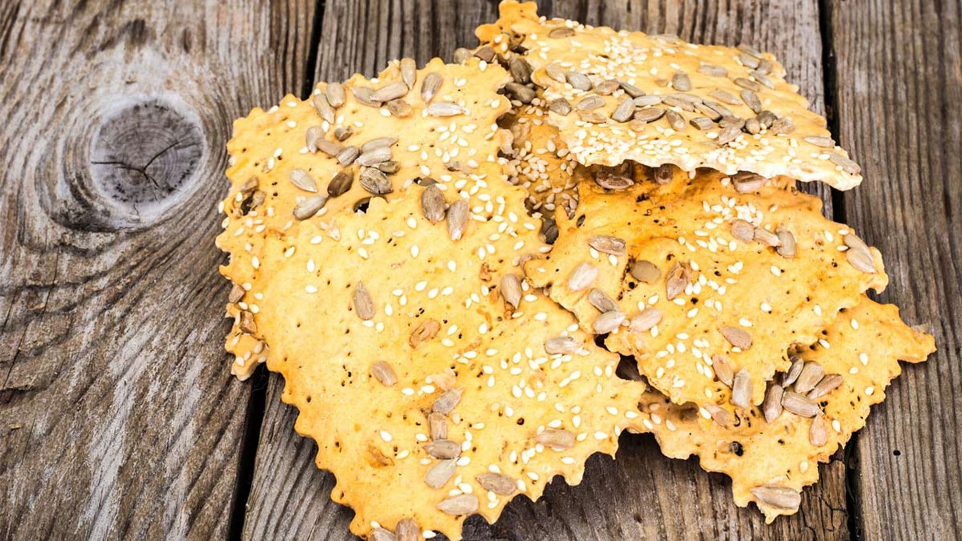 'Crackers' caseras con pipas y sésamo
