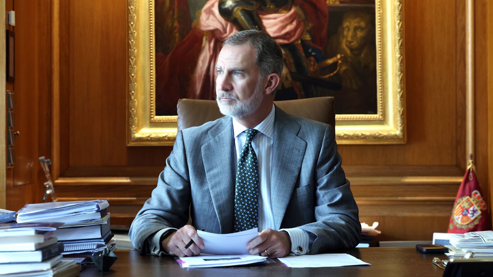 Nuevas fotos oficiales de Felipe VI en su despacho con motivo del décimo aniversario de su proclamación