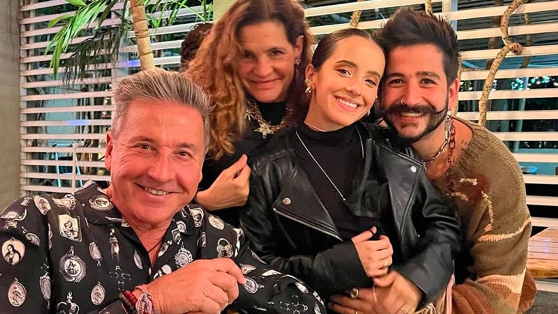 La felicidad de Ricardo Montaner al sentir por primera vez las pataditas de su nieto