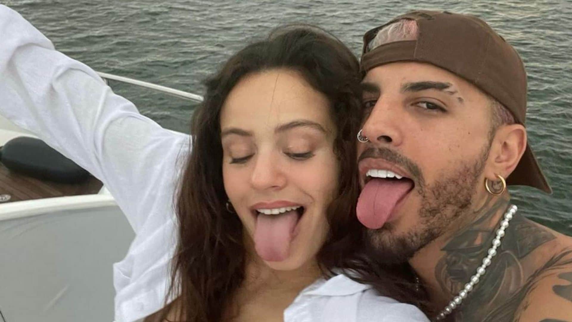 Rauw Alejandro se pronuncia entre sonrisas sobre su relación con Rosalía