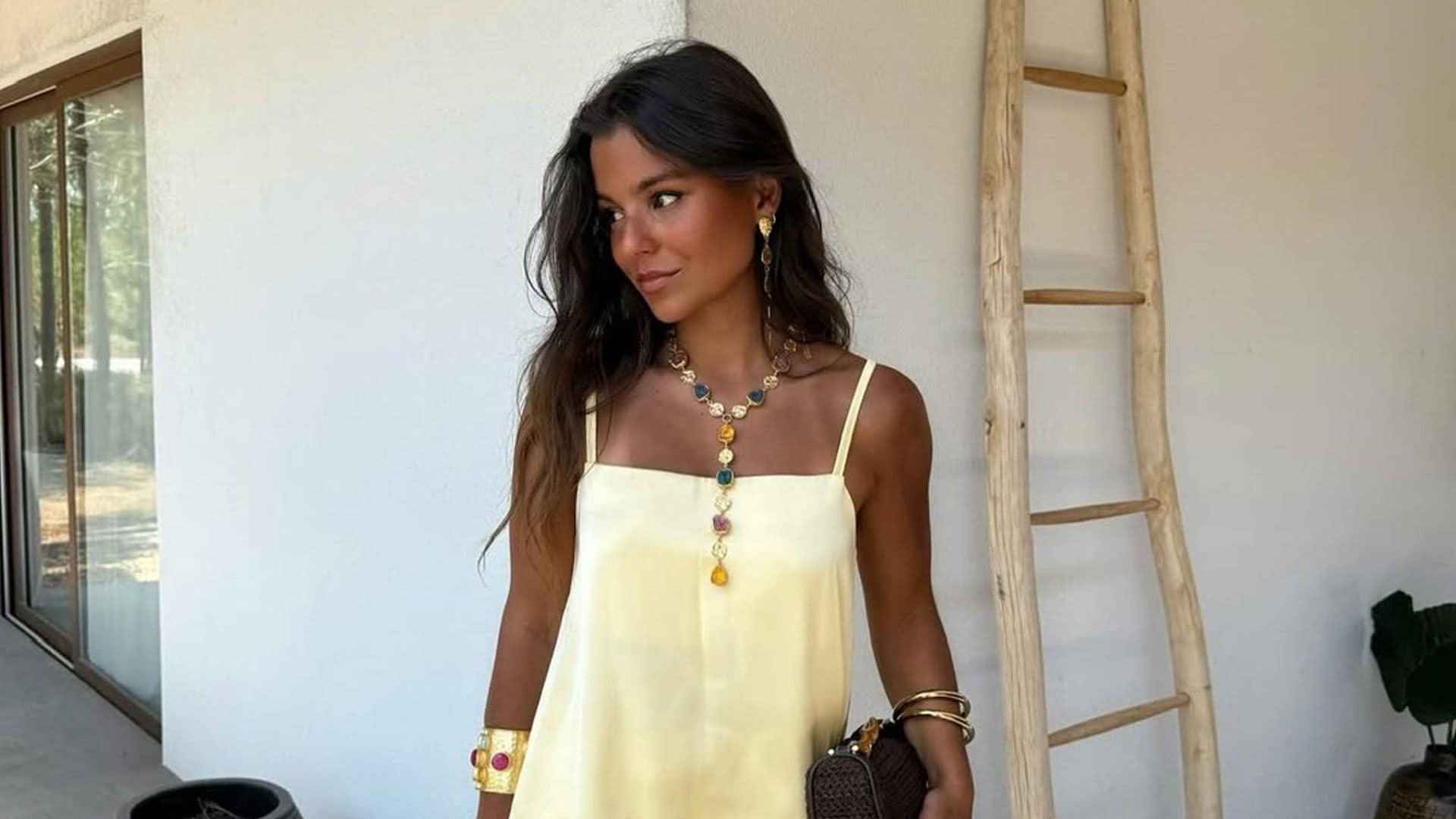 El toque dorado que necesitas en verano para transformar cualquier look sencillo