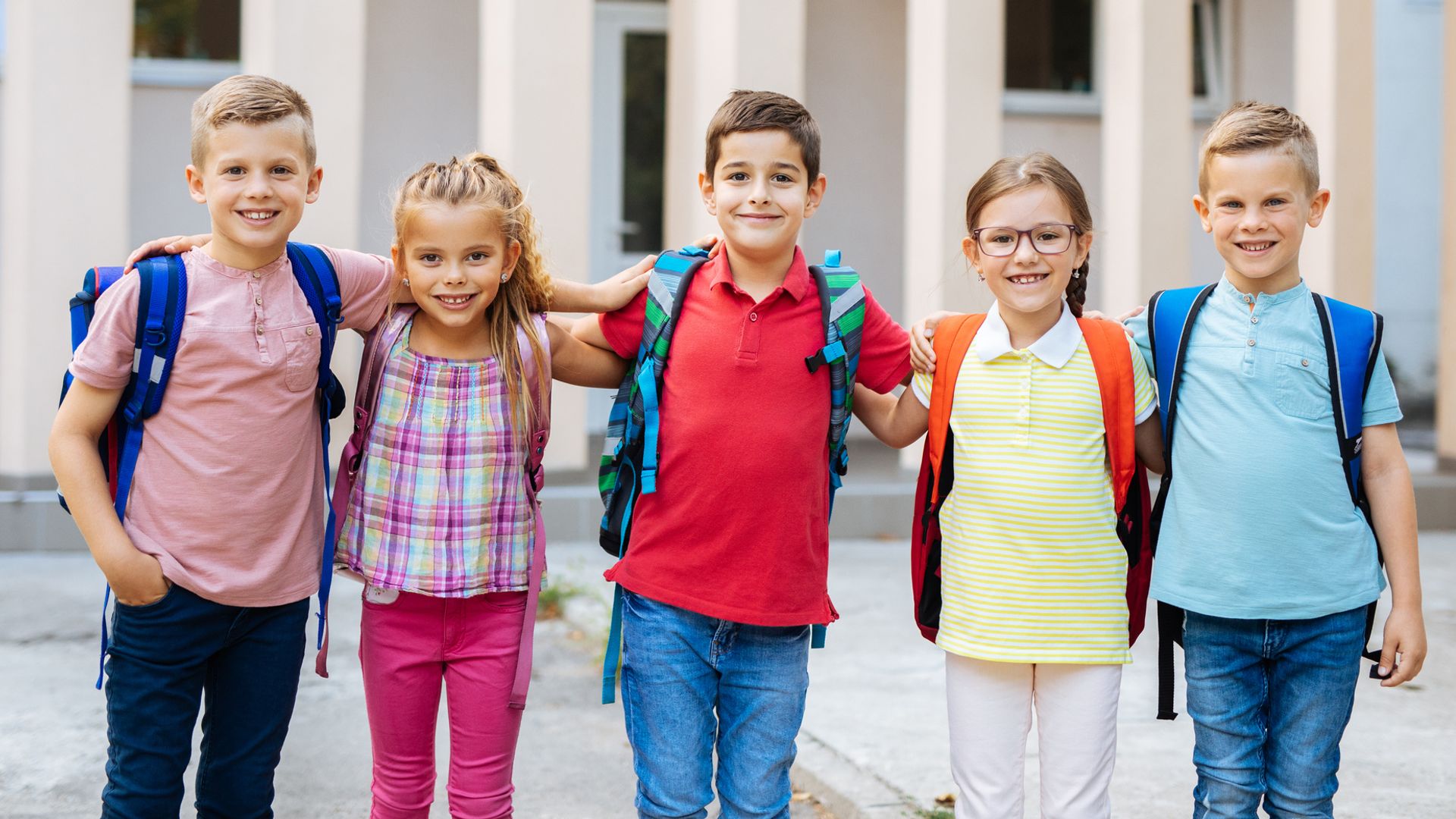 Qué ropa deben llevar tus hijos en la vuelta al cole: 11 prendas básicas que no faltan en nuestro armario