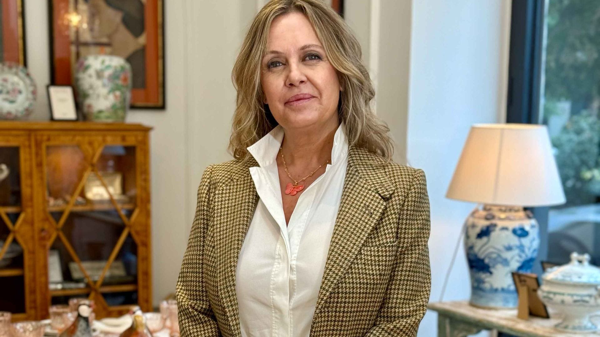 La interiorista Beatriz Brunet delante de una mesa navideña 
