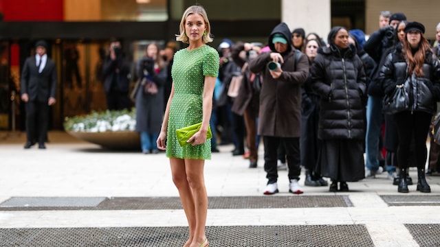 vestido corto verde con kitten heels