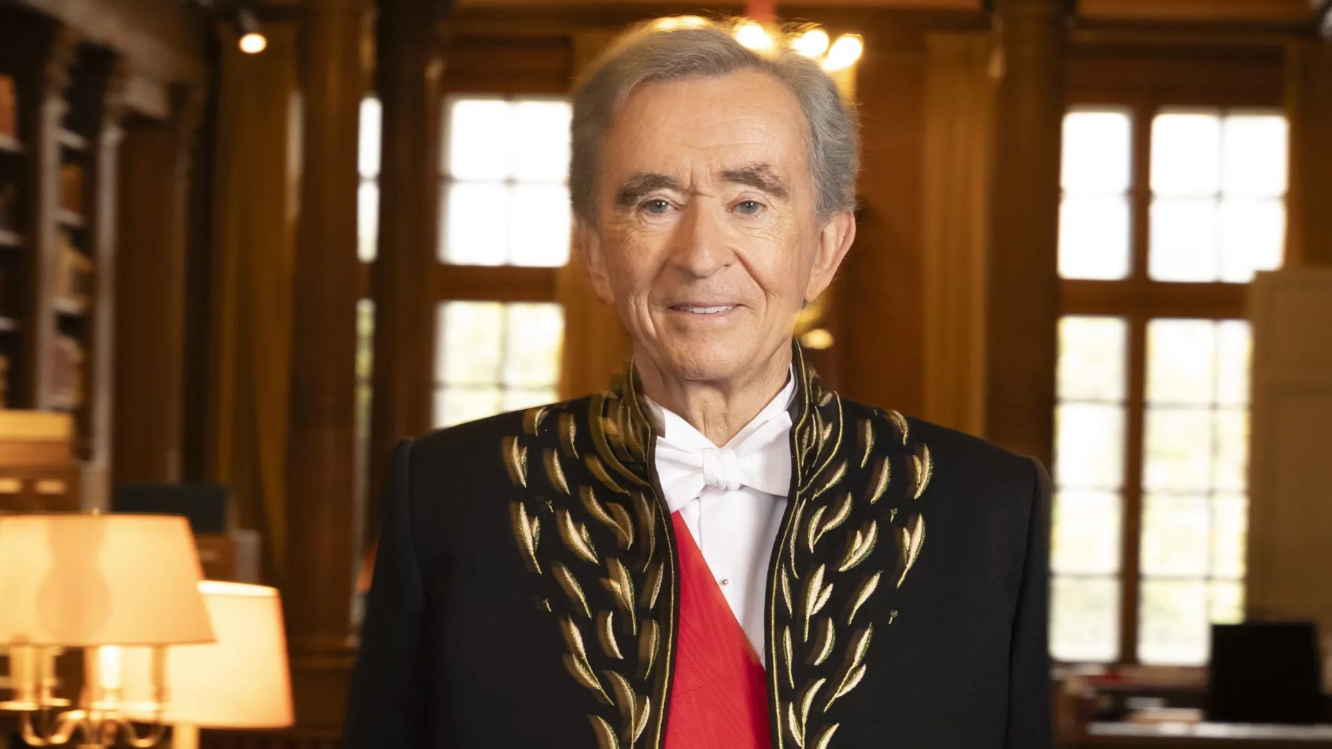 La investidura más lujosa de París: Bernard Arnault, una espada de Gehry y la fantasía de Jonathan Anderson