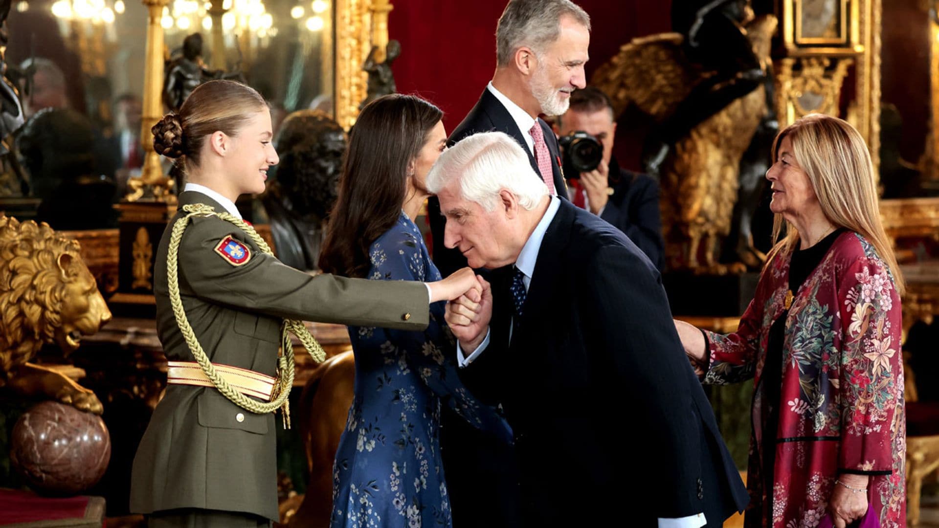 Las mejores imágenes del besamanos y los invitados que han acudido a la recepción en el Salón del Trono