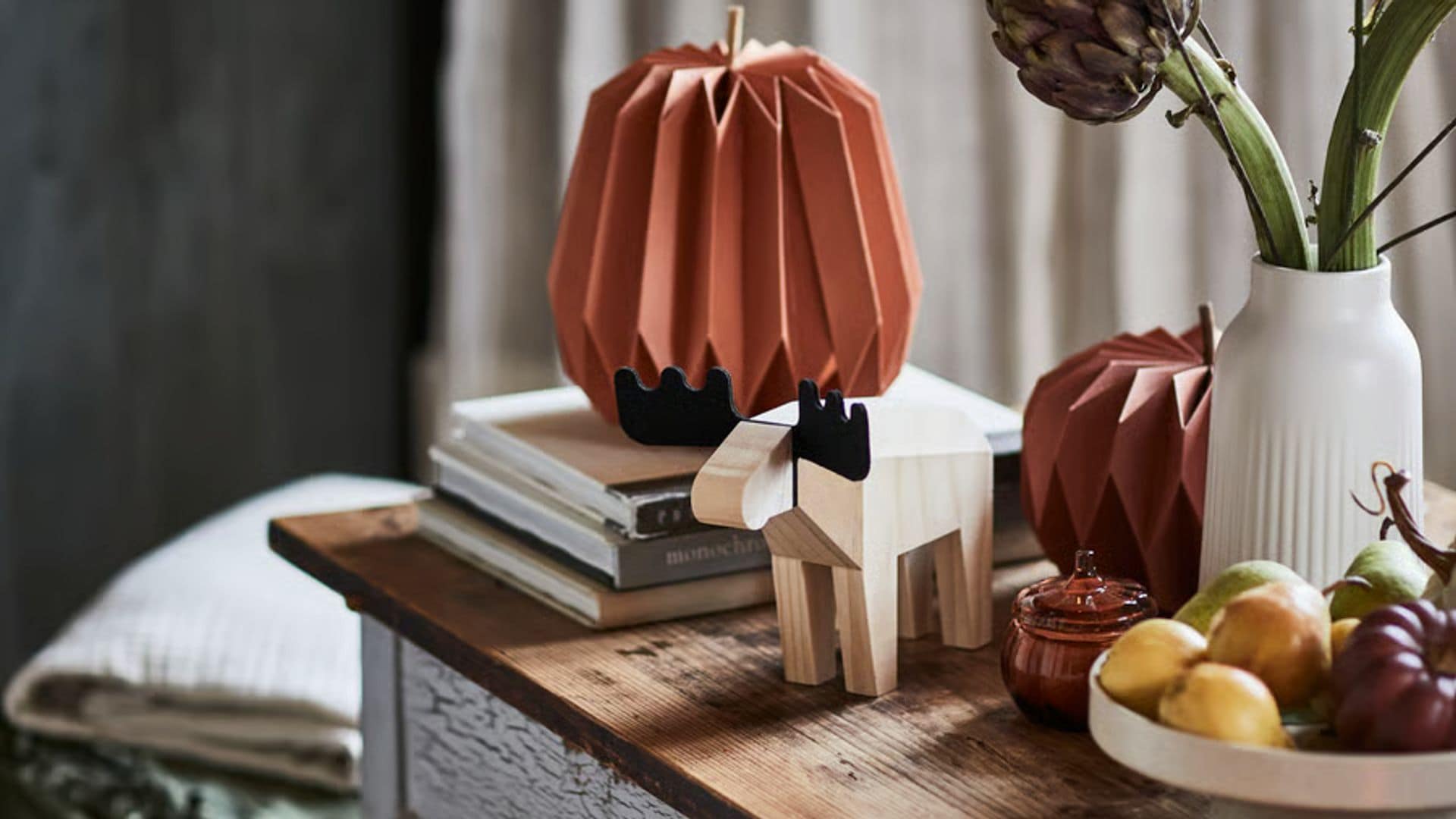 Tendencias decoración otoño-invierno 2025 IKEA. Mesa decorada con productos de IKEA para otoño y alguno de Navidad.