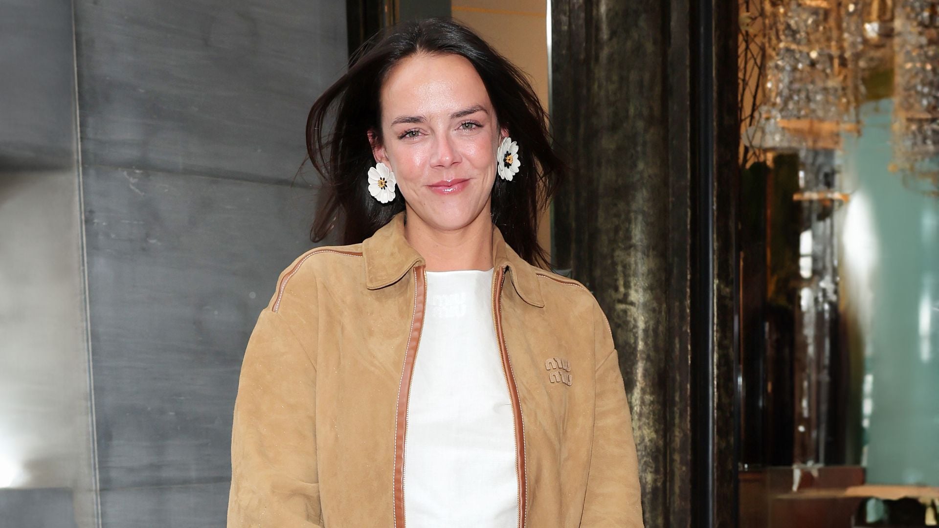 Pauline Ducruet recupera la minifalda con la que su madre, Estefanía de Mónaco, debutó en la música