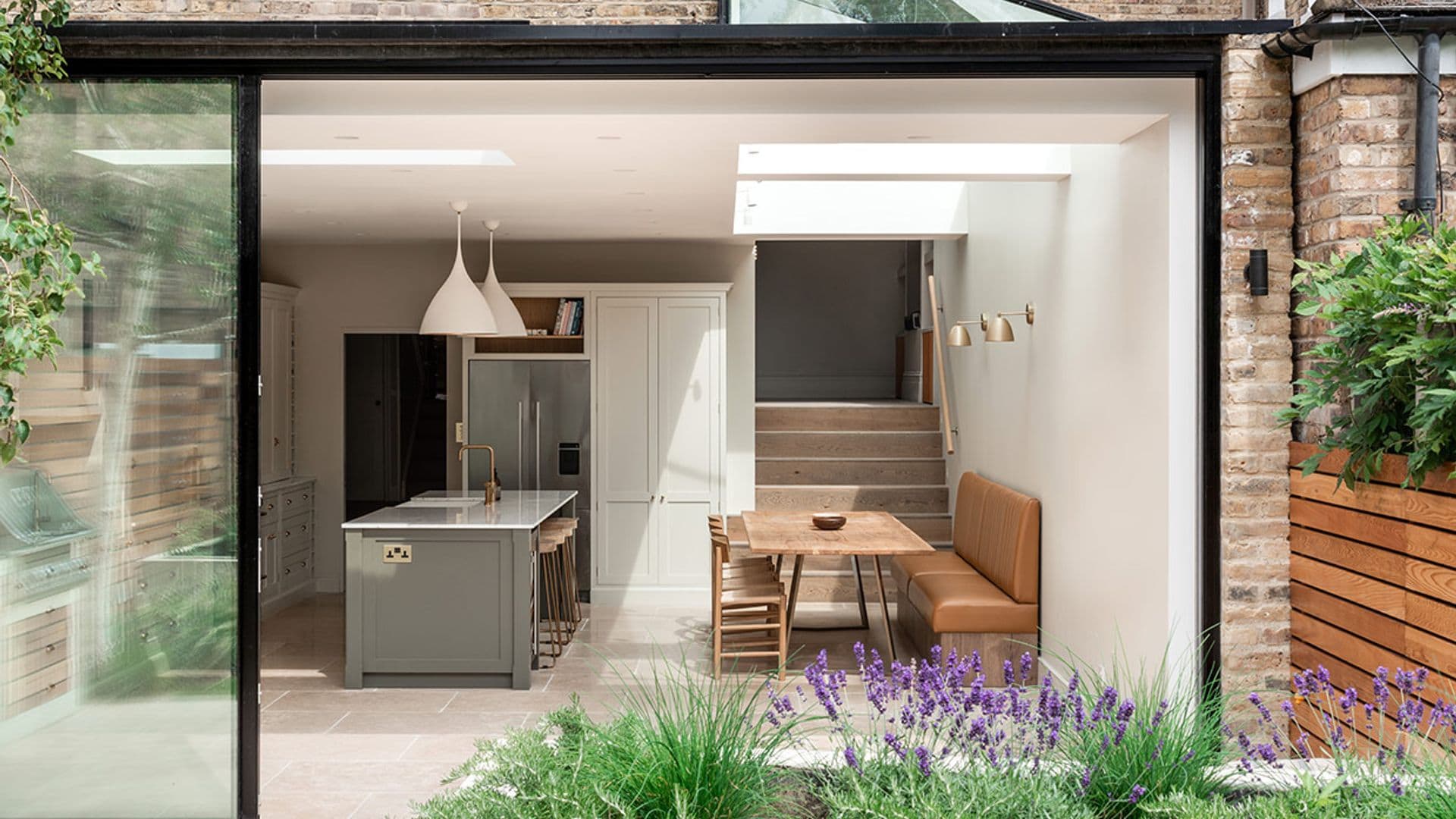 Una nueva cocina gracias a la incorporación de un cerramiento panorámico y claraboyas
