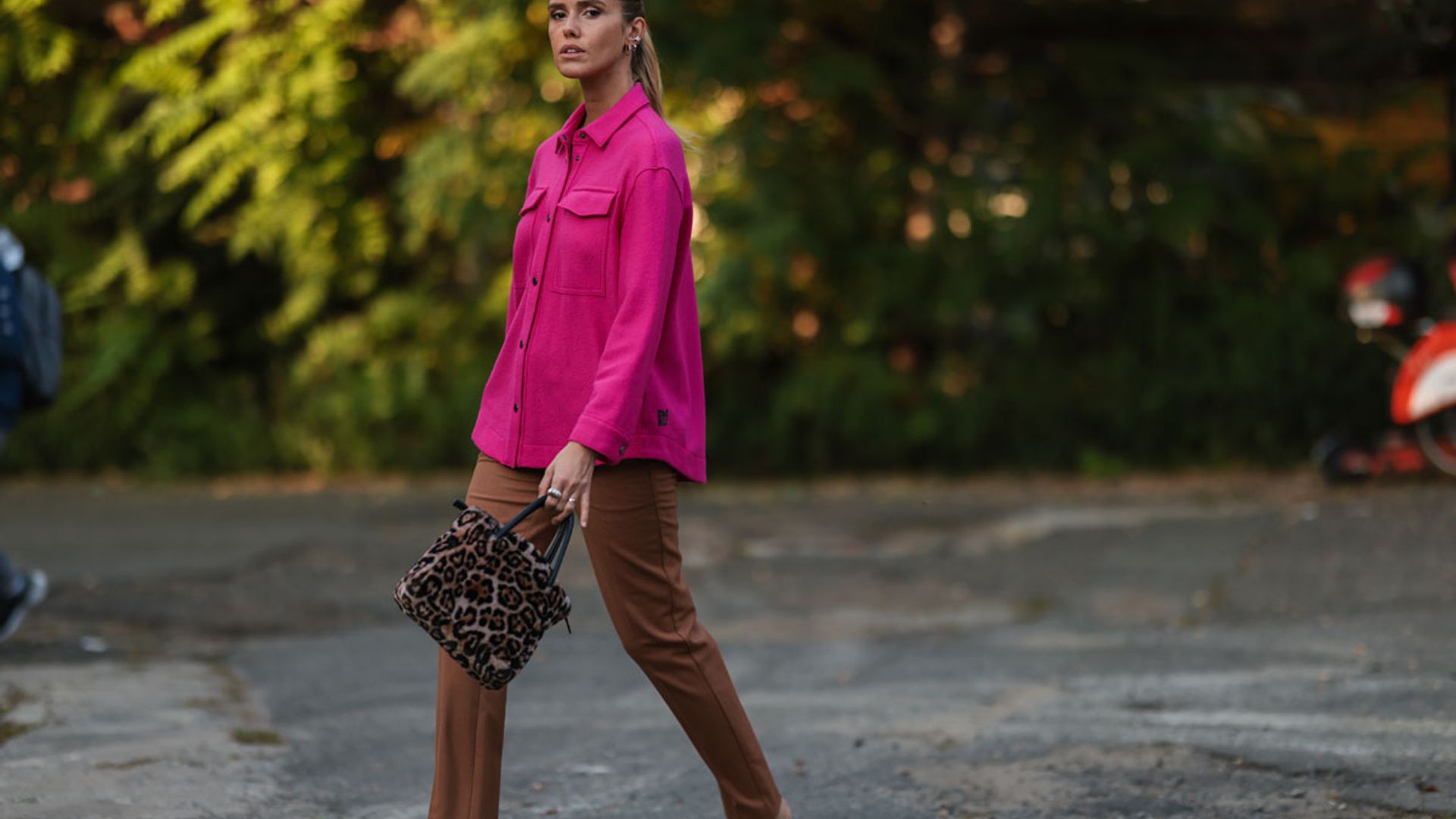 La sobrecamisa 'utility' que no se quitan las expertas en moda es apta para cualquier plan de diario