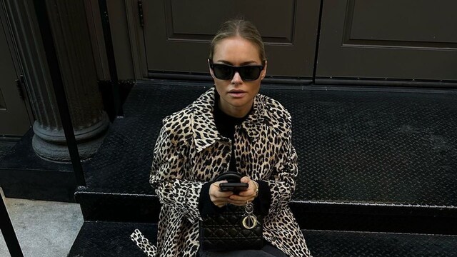 Plano medio de la influencer Claire Rose con abrigo animal print y vaqueros negros