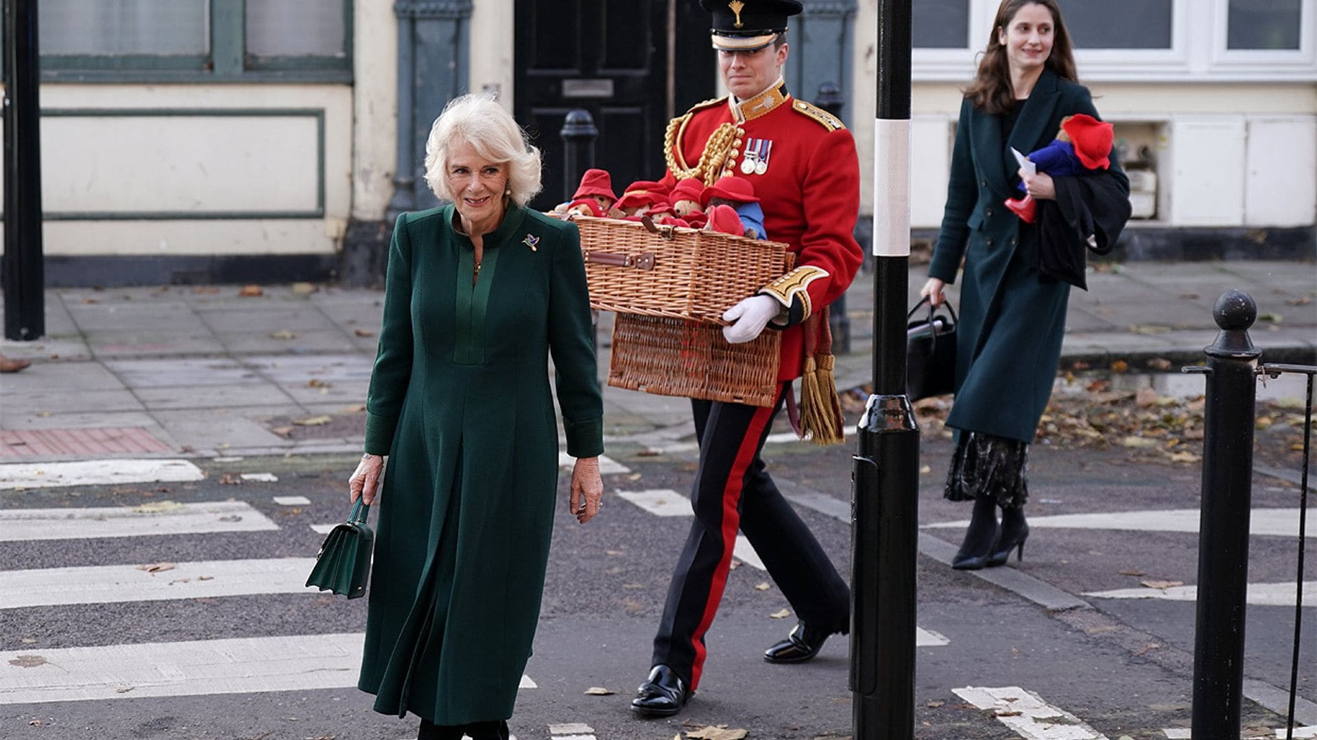 'Cuida de este oso': la reina Camilla hace entrega de los peluches de Paddington en honor a Isabel II