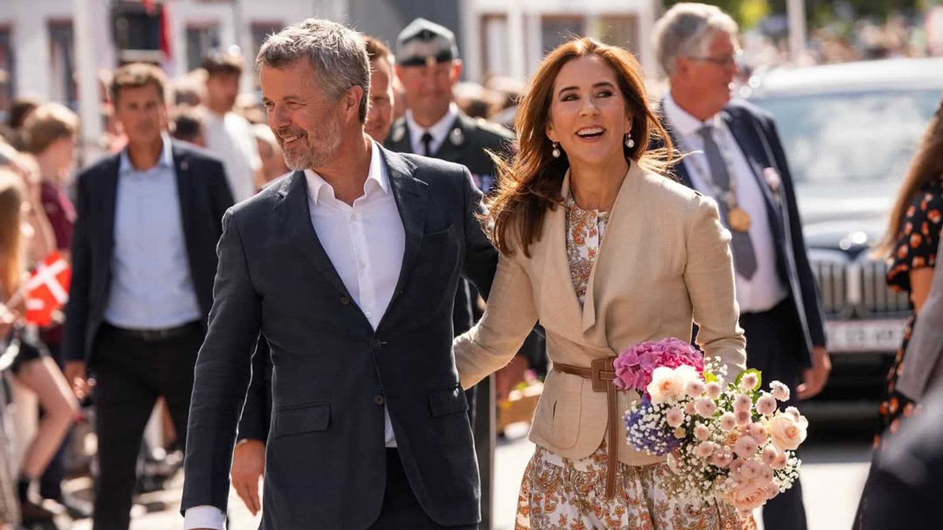 Mary de Dinamarca recicla su vestido estampado más bohemio del verano con zapato cómodo en su esperado regreso