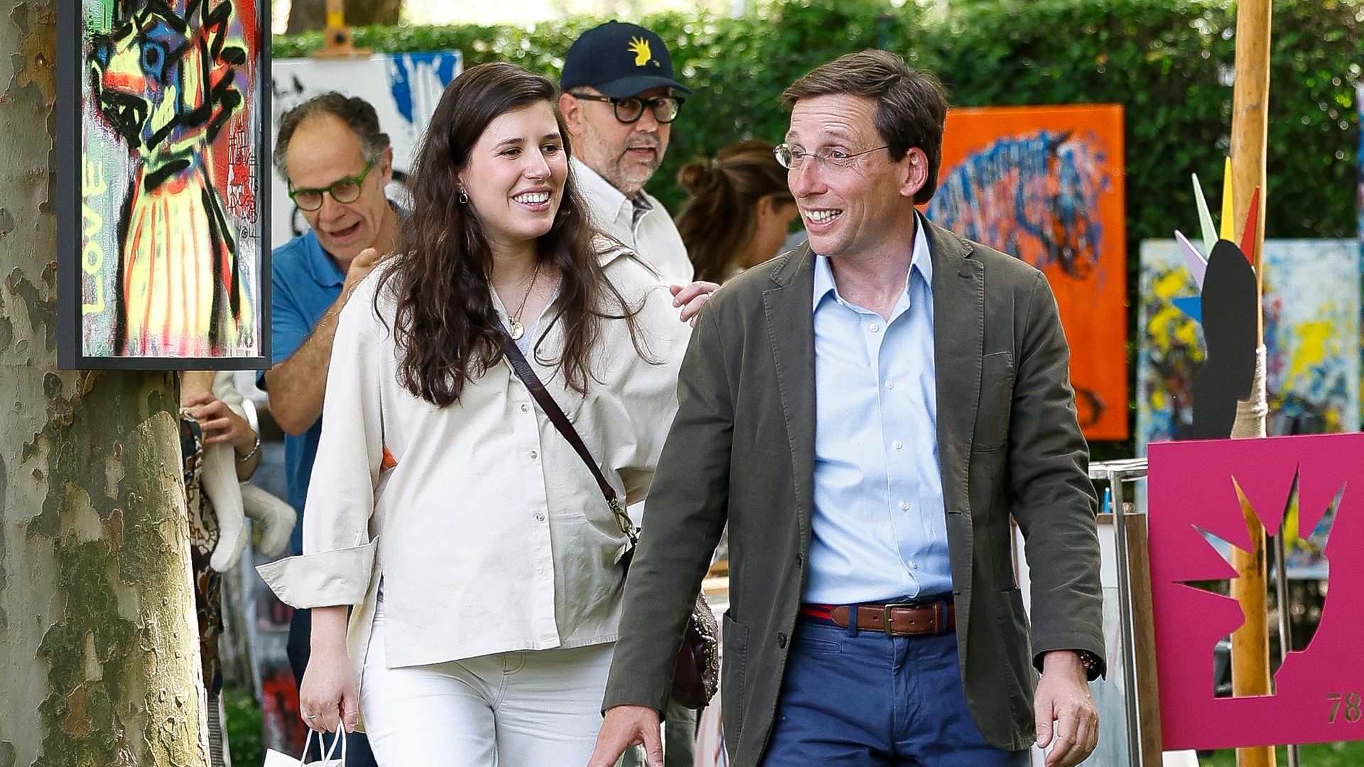Teresa Urquijo, radiante en la hípica junto a Almeida en la recta final de su embarazo