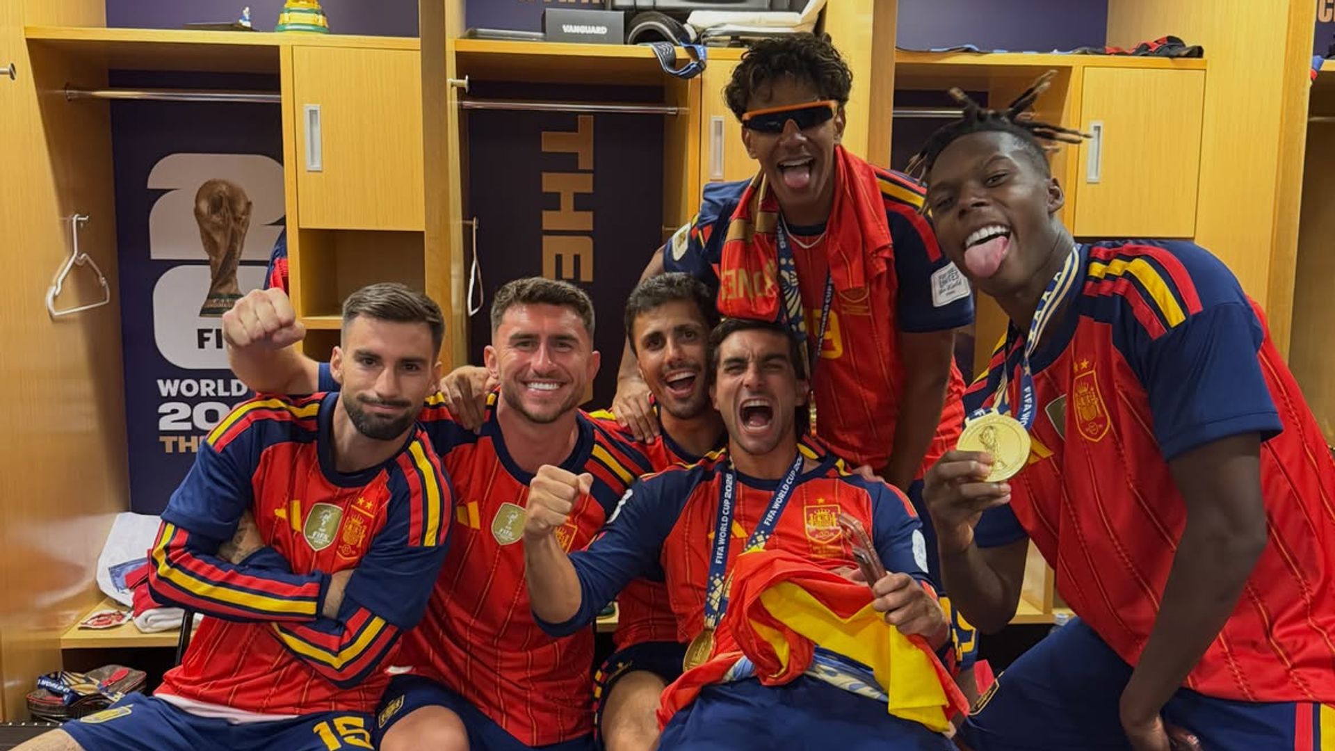 En vídeo, los jugadores de La Roja convierten el vestuario en una fiesta entre gritos y bailes tras su victoria