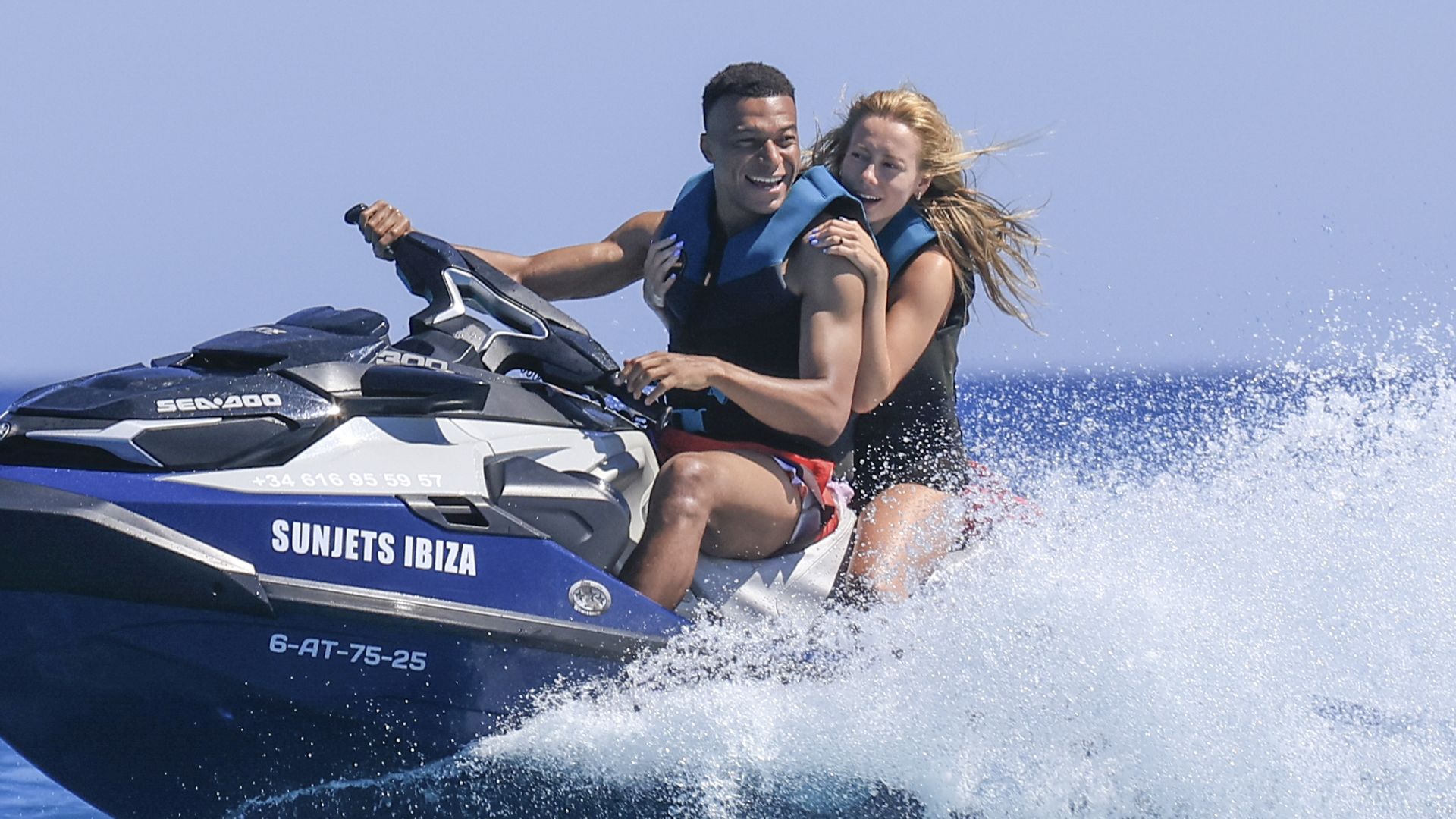 Kylian Mbappé y Ester Expósito en su lujosa escapada a Ibiza antes del Mundial.