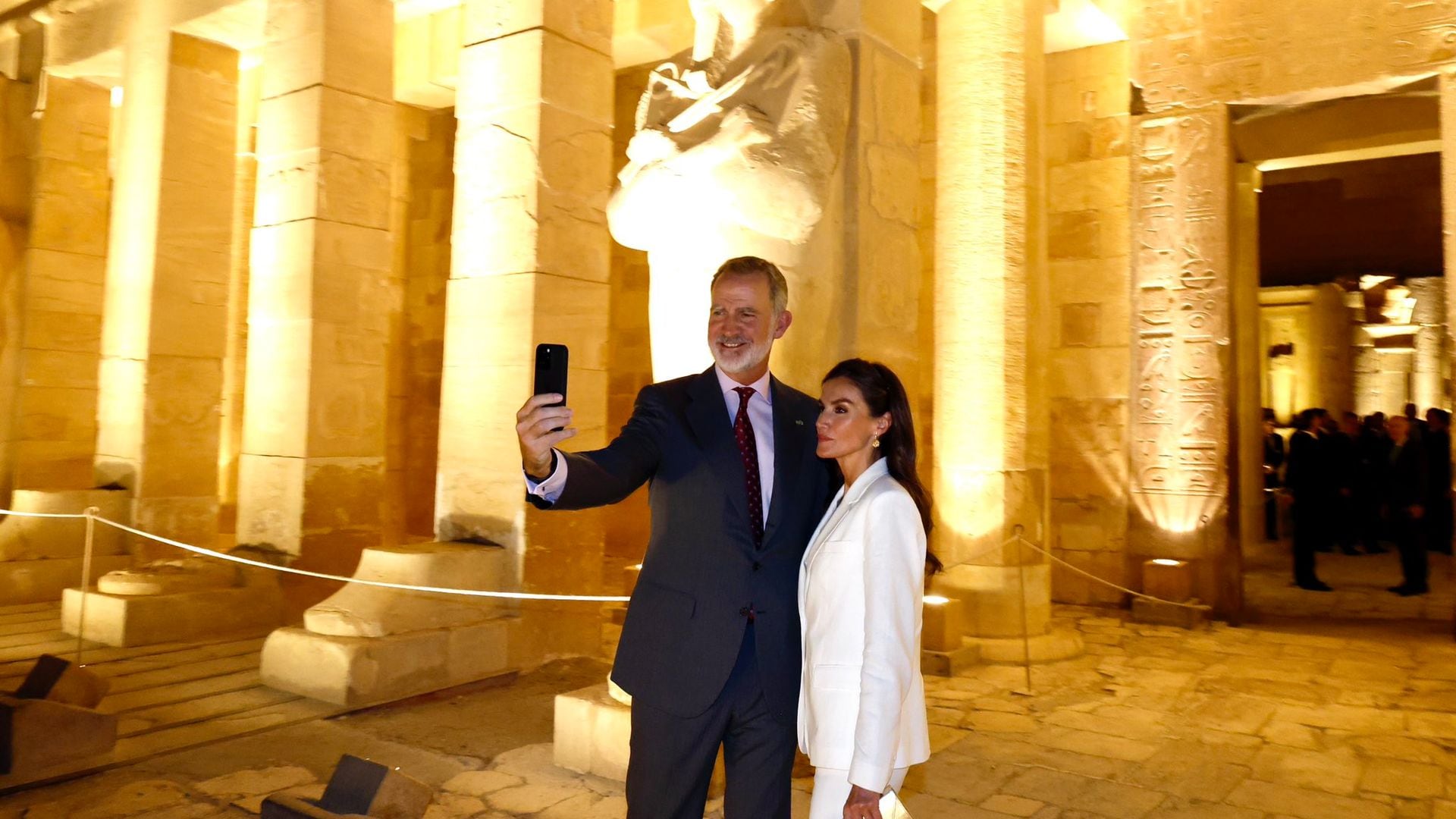Los reyes inaugurando la iluminación del Templo de Hatshepsut, en Luxor