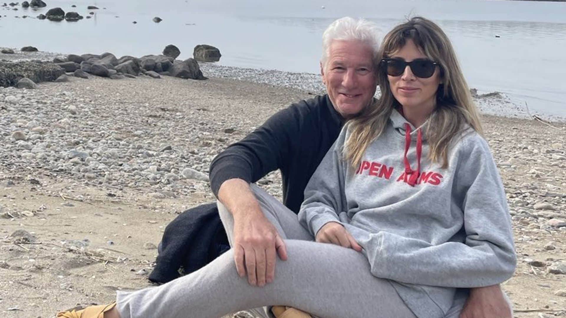 Richard y Alejandra Gere, en Azores con sus hijos antes de comenzar una nueva vida en España