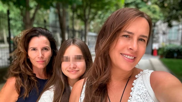 Karla Sofía Gascón con su mujer y su hija