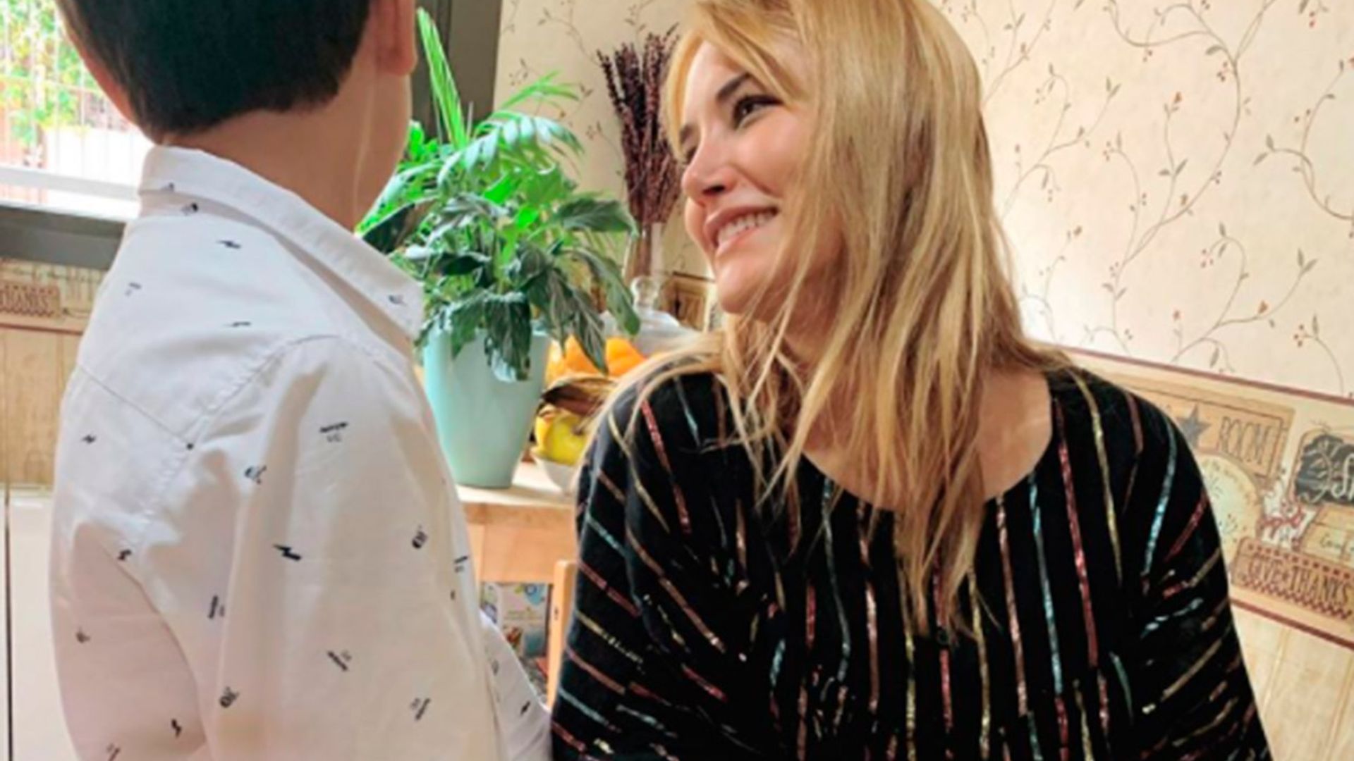 '¡Es papá!', Alba Carrillo comparte el tierno momento de su hijo que se repite ocho años después