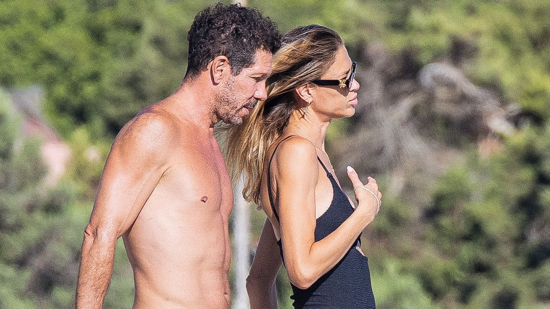 Las fotos más románticas de Carla Pereyra y Cholo Simeone en otro verano de amor y lujo en Ibiza