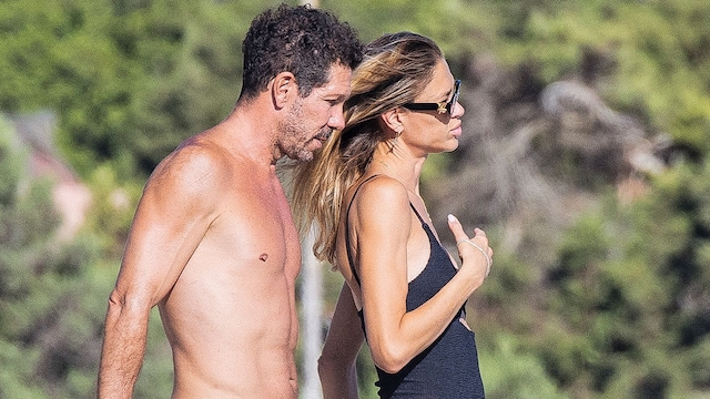 Carla Pereyra y Cholo Simeone caminando por la playa