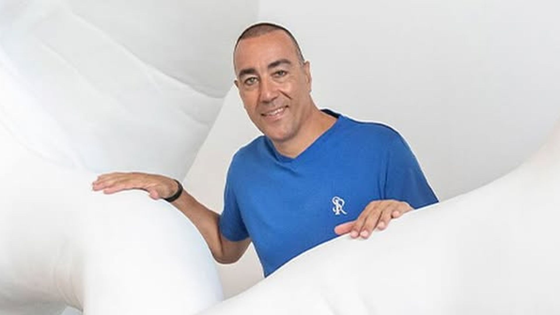 Lorenzo Quinn: "Mi padre se fue sosteniendo mi mano, hoy esculpo a Messi y Ronaldinho con su misma fuerza"