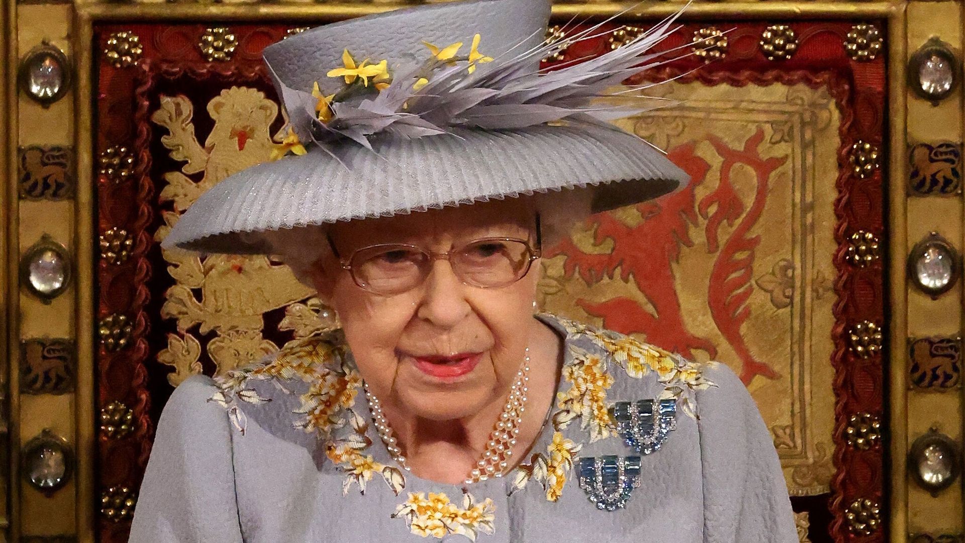 La soledad de la Reina en el trono