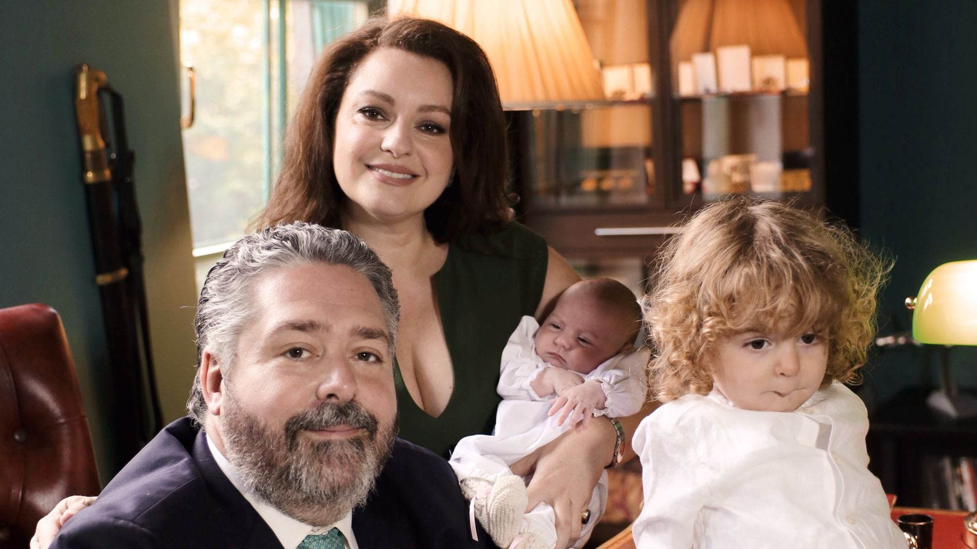 Jorge Romanov junto a Rebecca Bettarini y los dos hijos del matrimonio: Alejandro y Kira Leónida