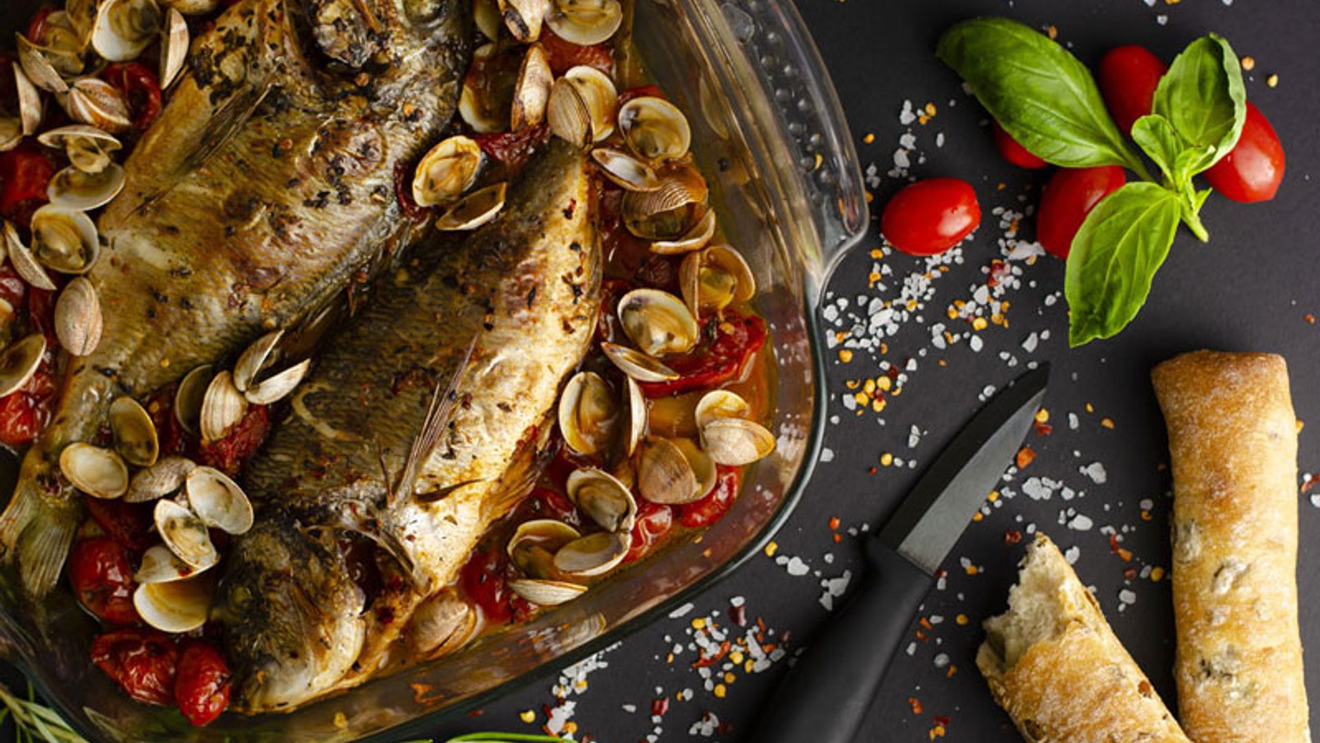 Dorada al horno con tomatitos y almejas