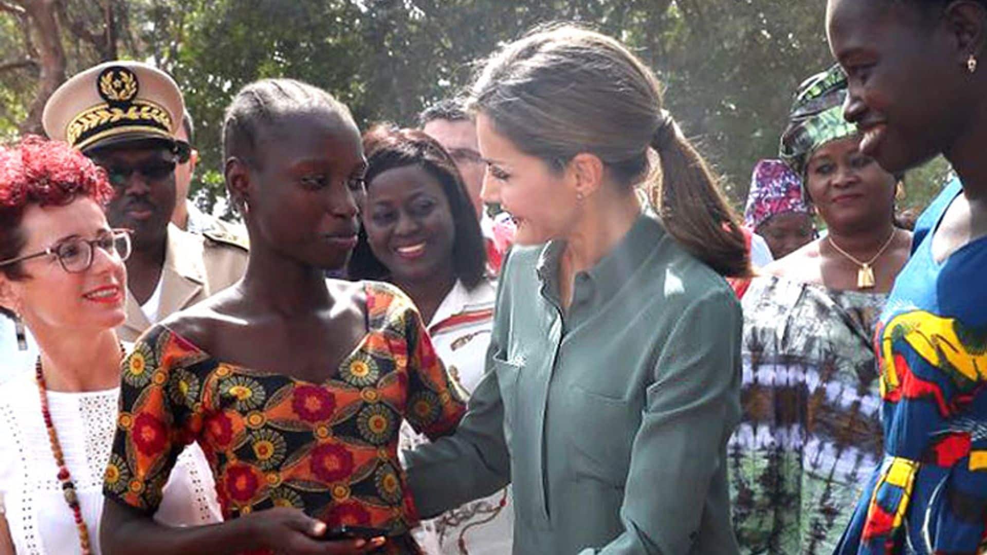 Diario de viaje: la reina Letizia, una más durante su visita a una granja senegalesa