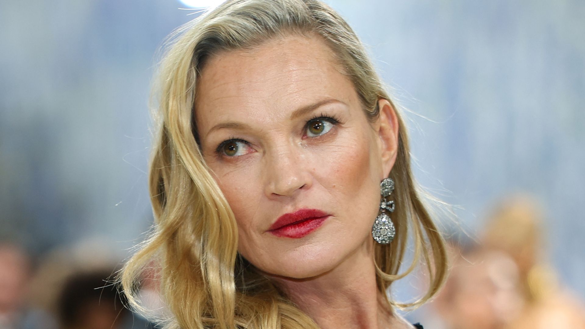 Juandiegoteo, peluquero: “Este verano vuelven las ondas de Kate Moss: imperfectas, muy noventeras, con movimiento y efecto vivido"