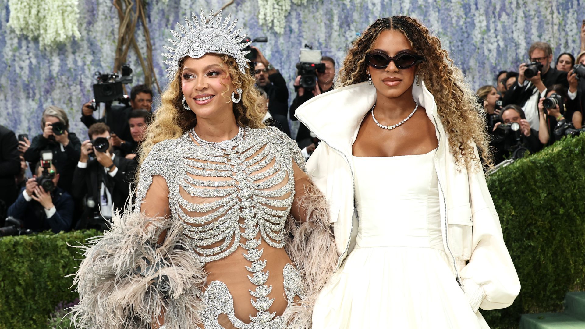 Beyoncé impacta tras 10 años sin pisar los Oscar de la moda con una capa kilométrica de plumas y celebra el debut de Blue Ivy