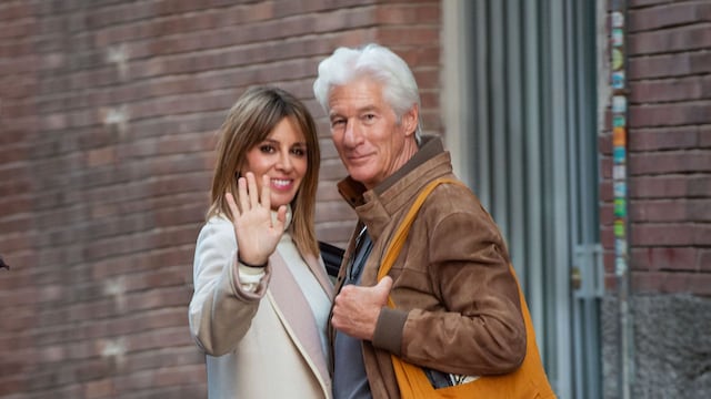 Richard Gere y ella no pueden estar más felices con su nueva vida en Madrid, como prueba lo encantadores que se muestran cuando se encuentran con los fotógrafos en plena calle, como en esta ocasión.