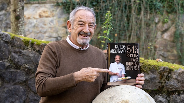 Plano medio de Karlos Arguiñano posando con su nuevo libro