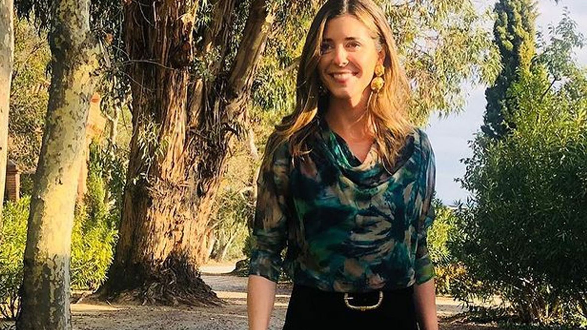 Belén Corsini es la perfecta invitada de invierno con una blusa estampada y falda de terciopelo