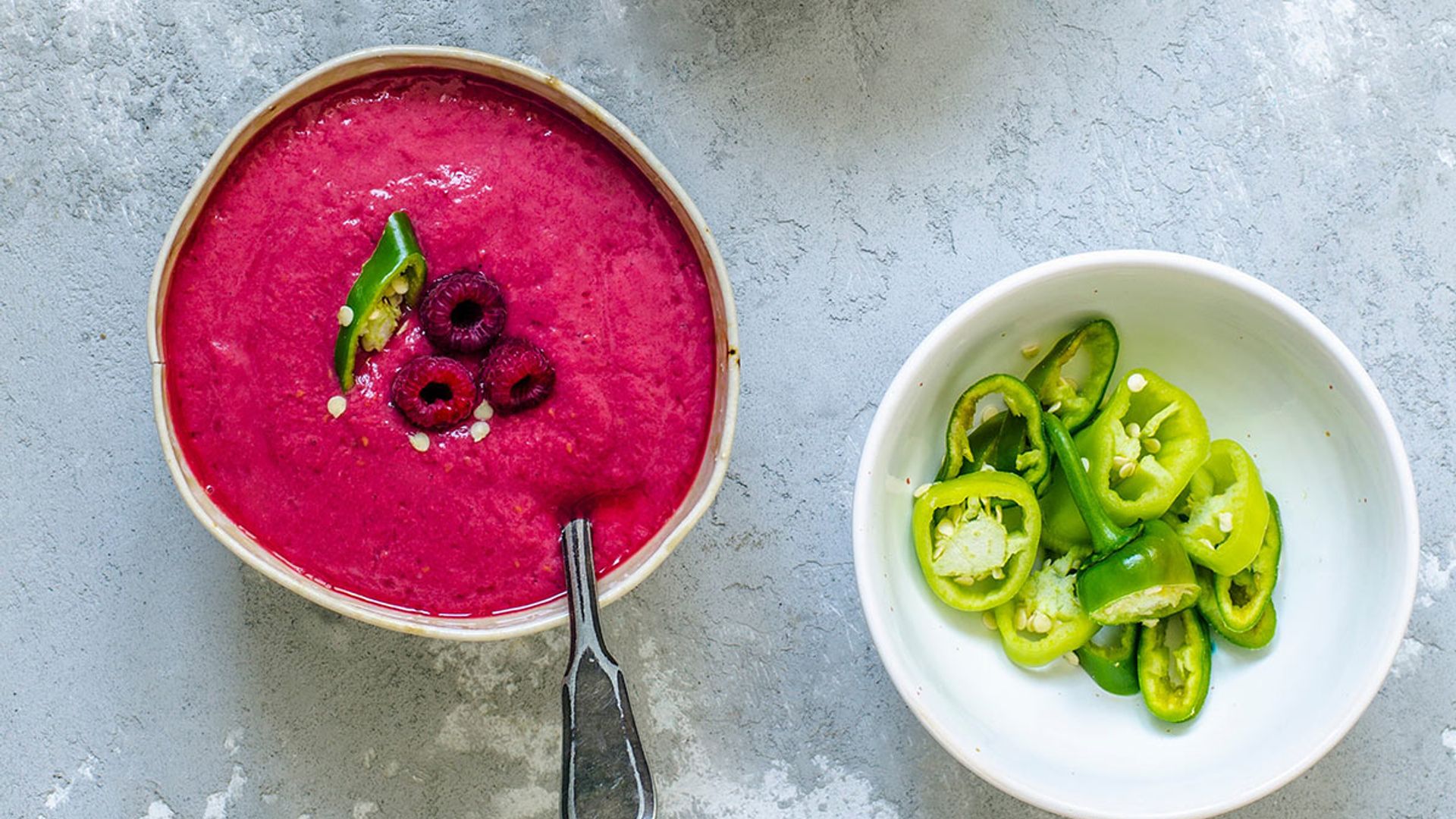Sopa fría de frambuesa con un toque picante