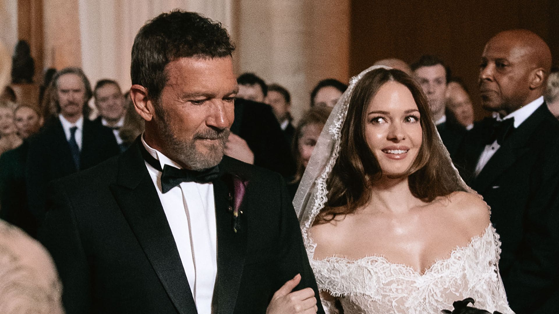 EXCLUSIVA. La emoción de Antonio Banderas llevando a su hija al altar, la foto más esperada