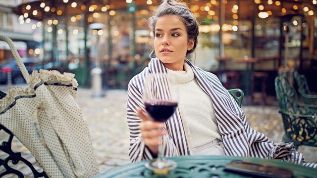 Mujer tomando vino