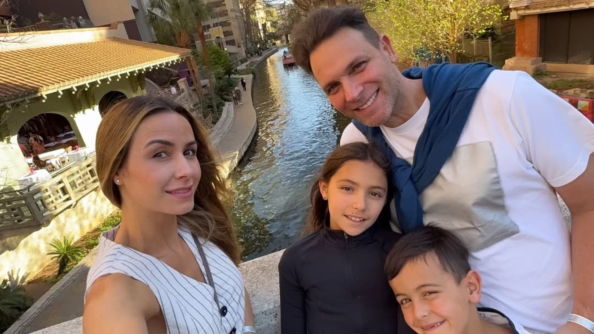 Odalys y Pato con sus hijos en San Antonio, Texas.