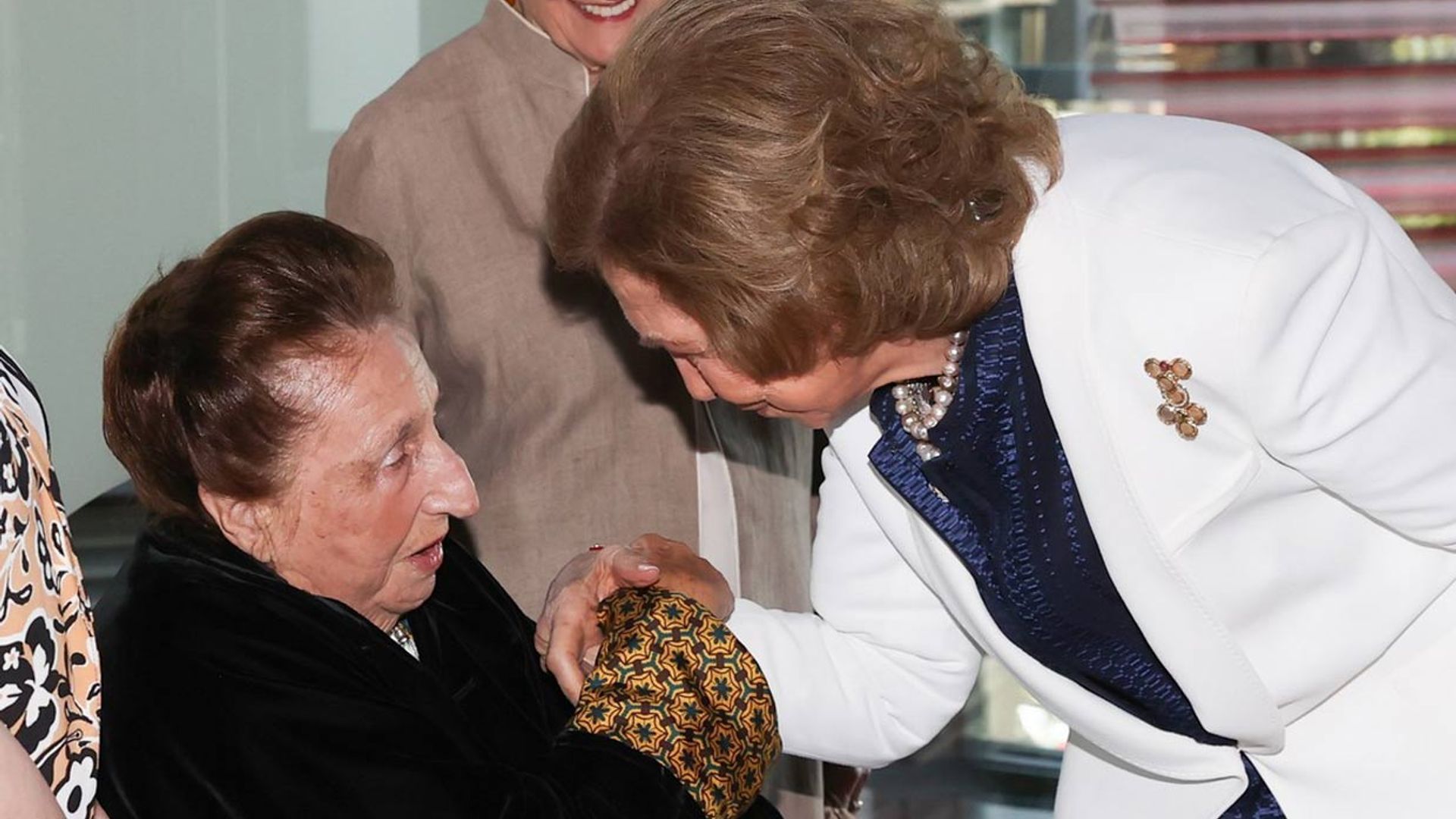 El cariñoso encuentro de la reina Sofía y su cuñada, la infanta Margarita