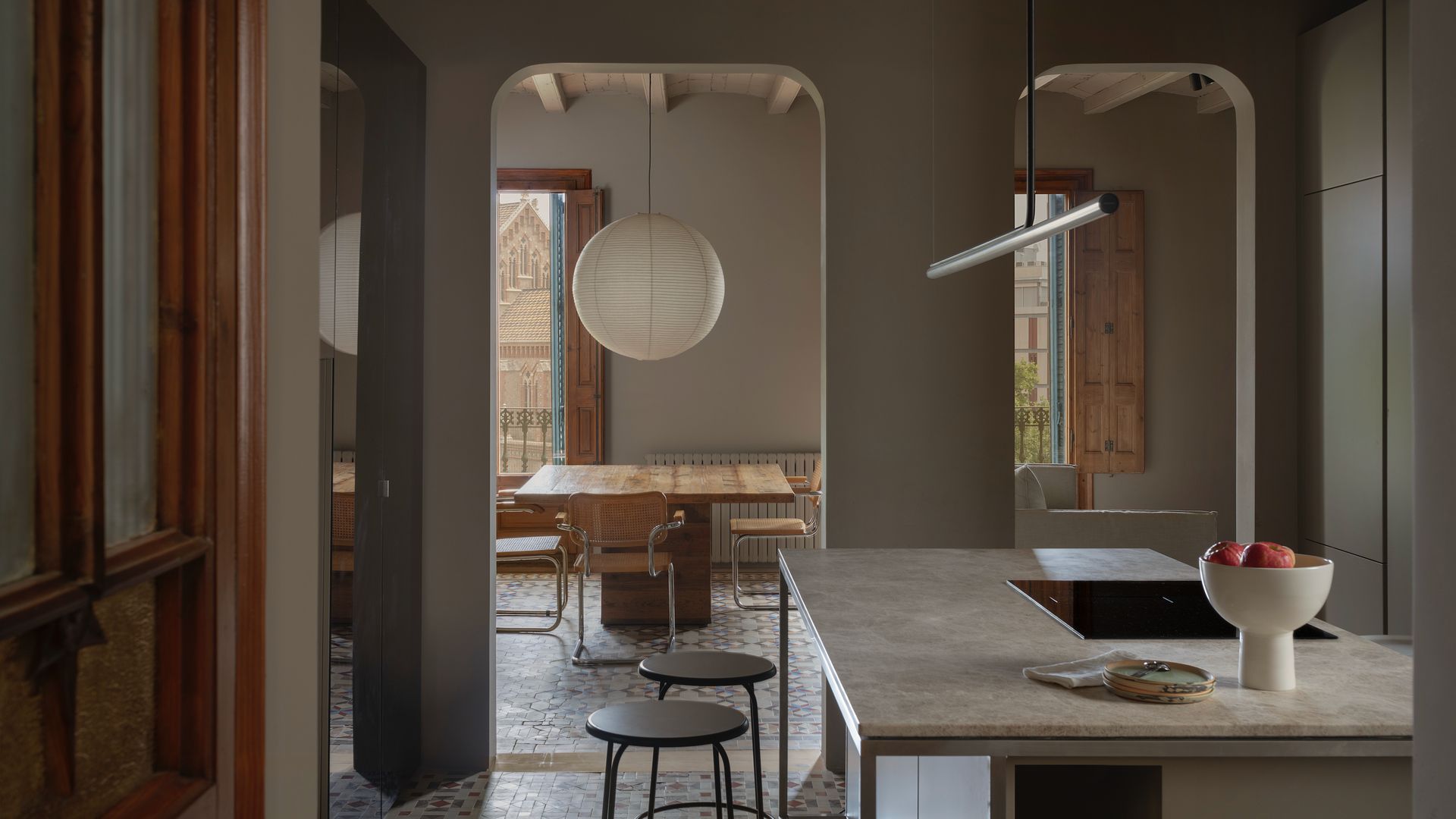 De vivienda antigua a hogar contemporáneo: cómo una reforma convierte este piso del Eixample en un espacio ideal para una familia numerosa