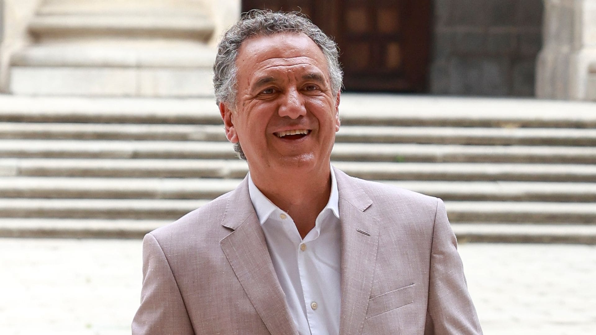 El presentador Roberto Brasero en la boda de su compañera Angie Regueiro, celebrada el 20 de junio de 2025 en El Escorial, Madrid 