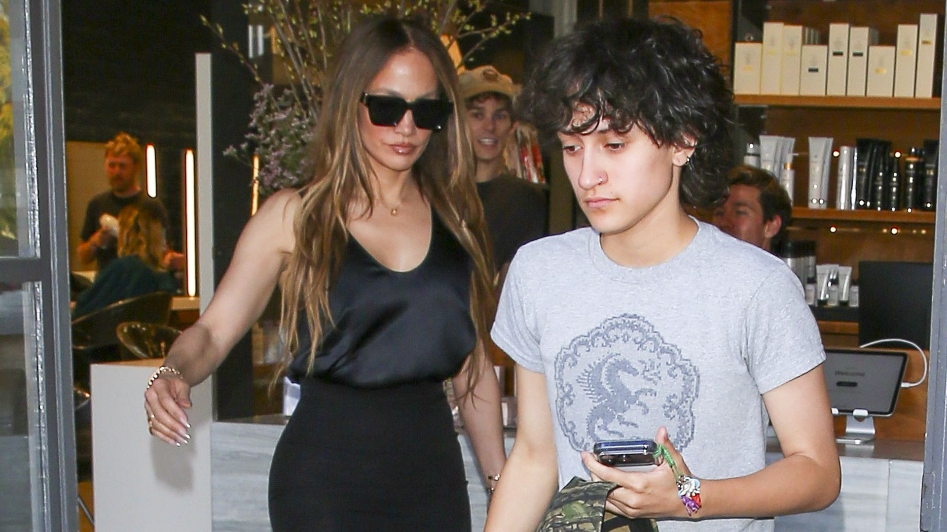 Jennifer Lopez disfrutó de un día especial de madre e hija con Emme en Beverly Hills.