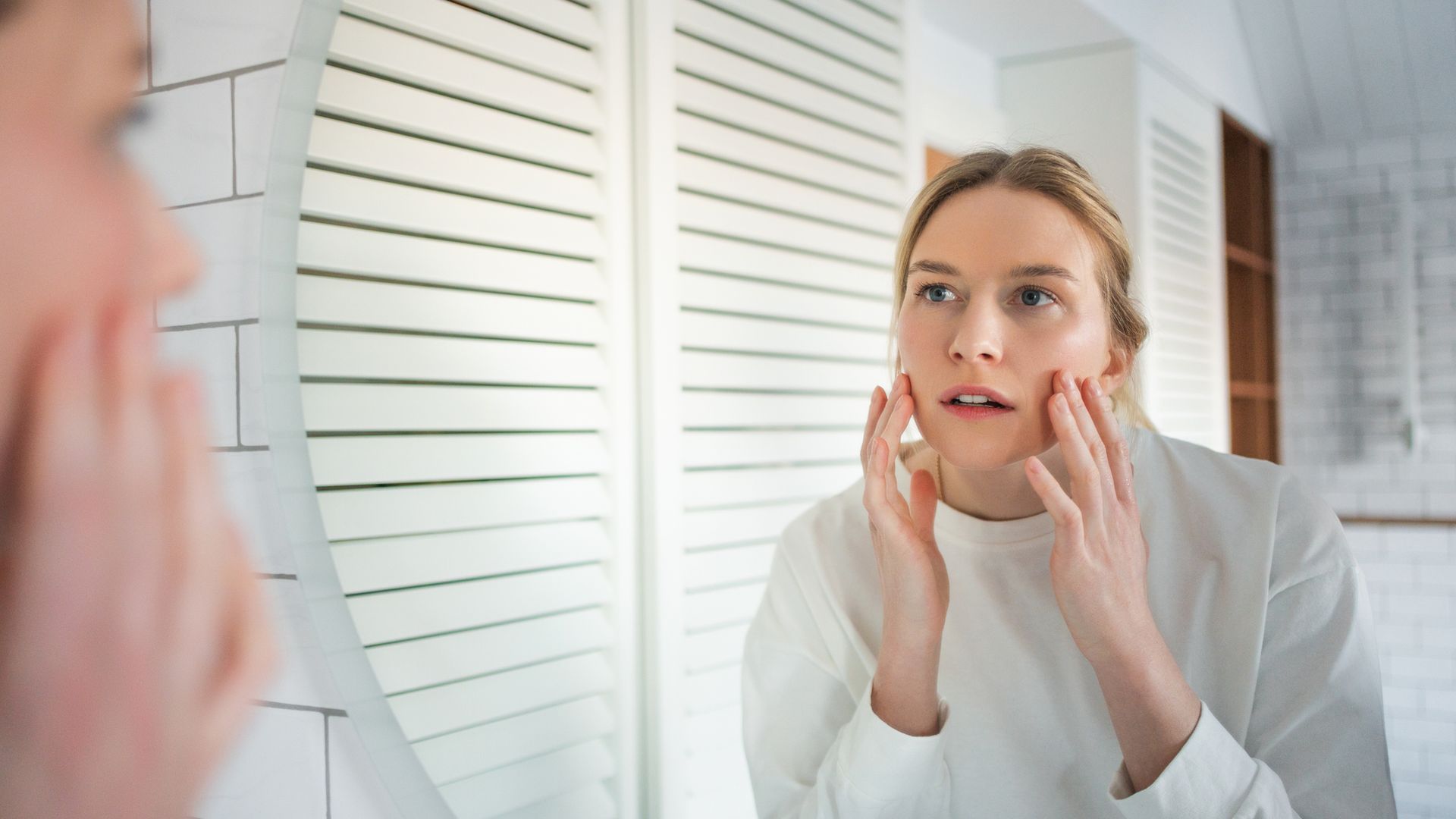 Mujer skincare espejo
